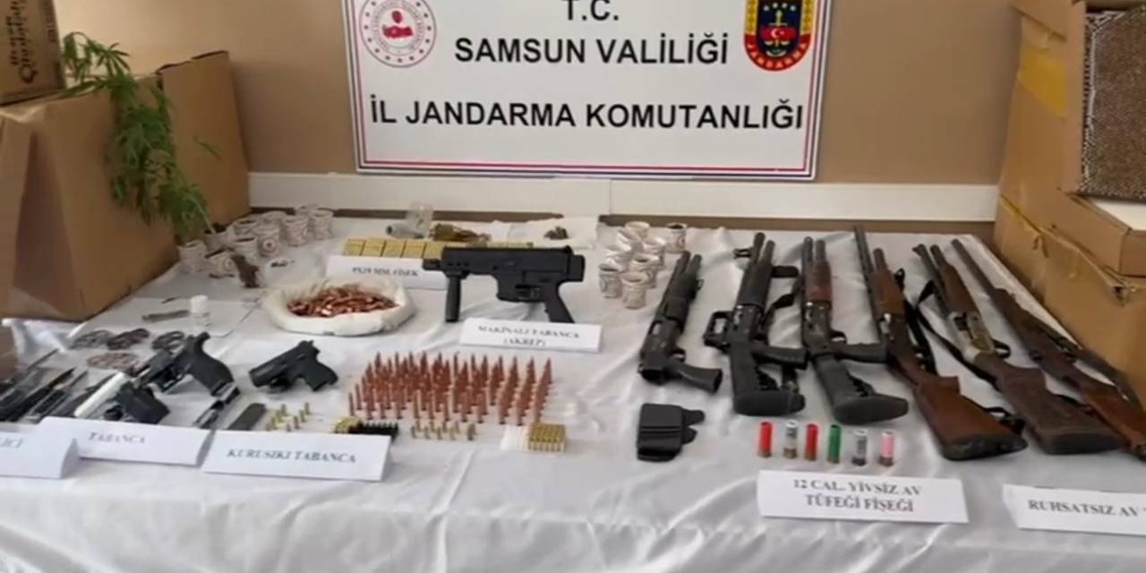 Jandarmanın Operasyonunda Tavan Arasına Gizlenmiş Silahlar Ele Geçirildi