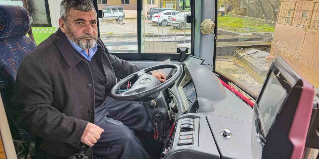 Bu Şoför Yolcularını Dualarla Karşılayıp Dualarla Uğurluyor