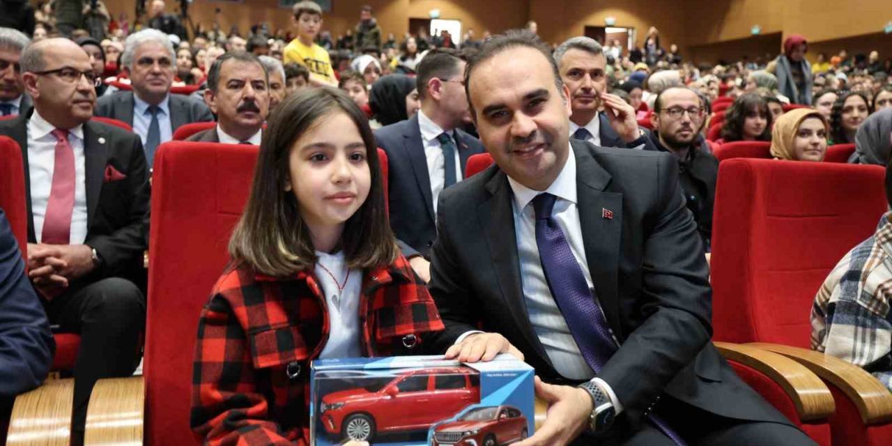 Bakan Kacır: "Türk Gençleri Gökyüzüne Türk’ün İmzasını Attı"