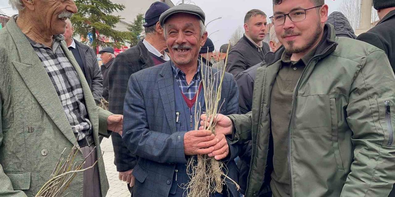 Cuma Namazı Çıkışında Vatandaşlara 2 Bin Fidan Dağıtıldı