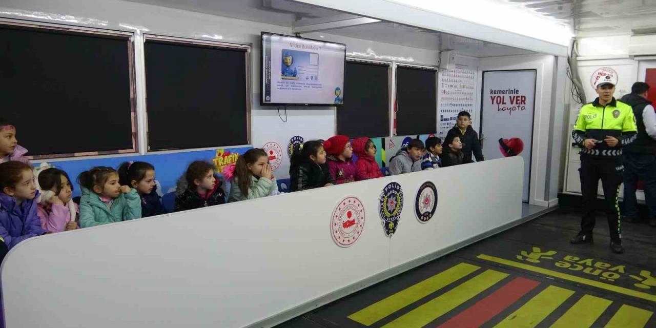 Mobil Trafik Eğitim Tırını Son Durağı Uşak Oldu