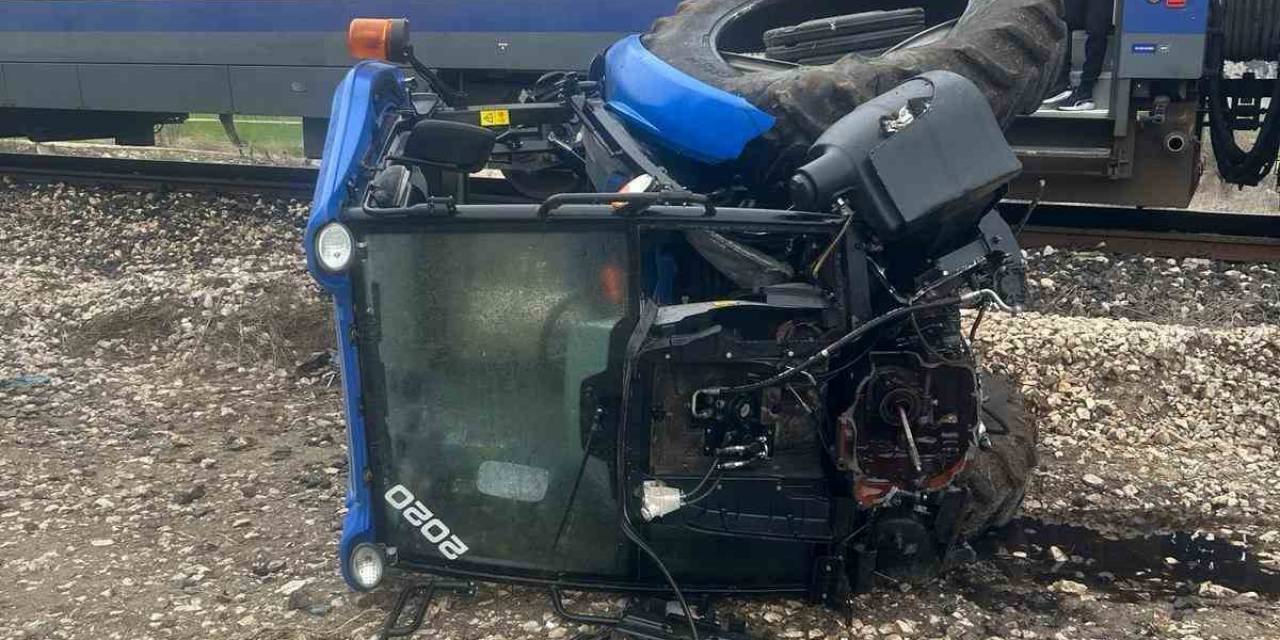 Traktör İle Yolcu Treni Çarpıştı: 1 Ağır Yaralı