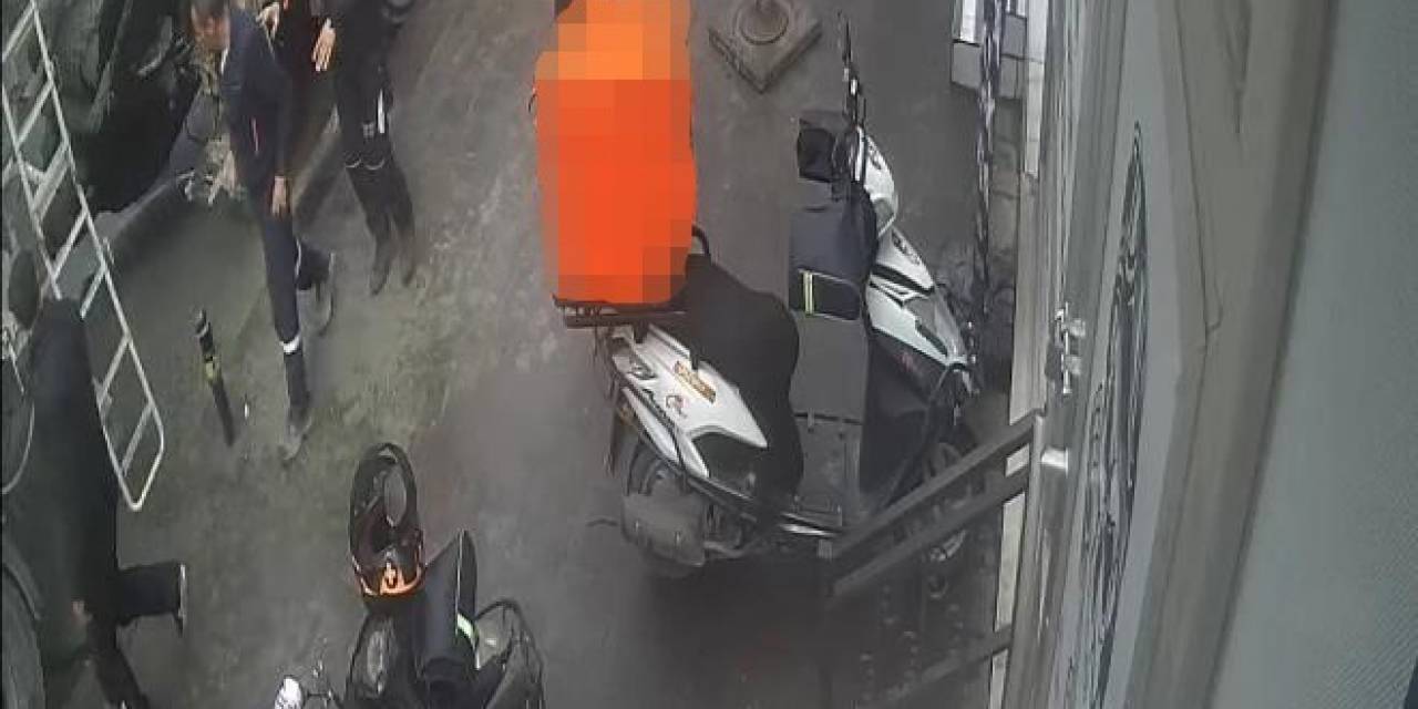 Ataşehir’de İki Şahsın Yumruk Yumruğa Kavgası Kamerada