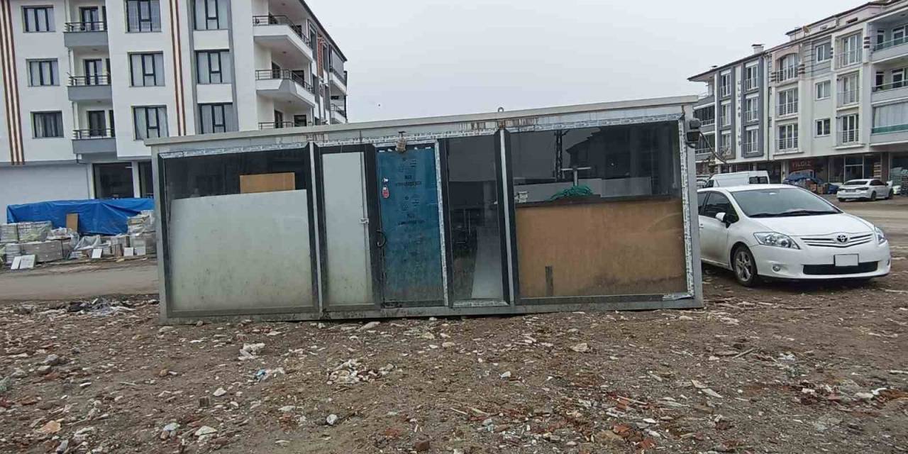 İçerisinde 2 Milyonluk Medikal Malzemenin Bulunduğu Konteyneri Vinçle Çaldılar