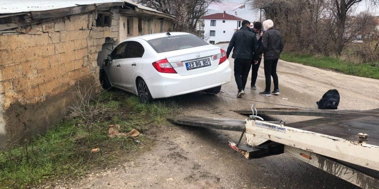 Sürücüsünün Kontrolünden Çıkan Araç Evin Duvarına Çarptı