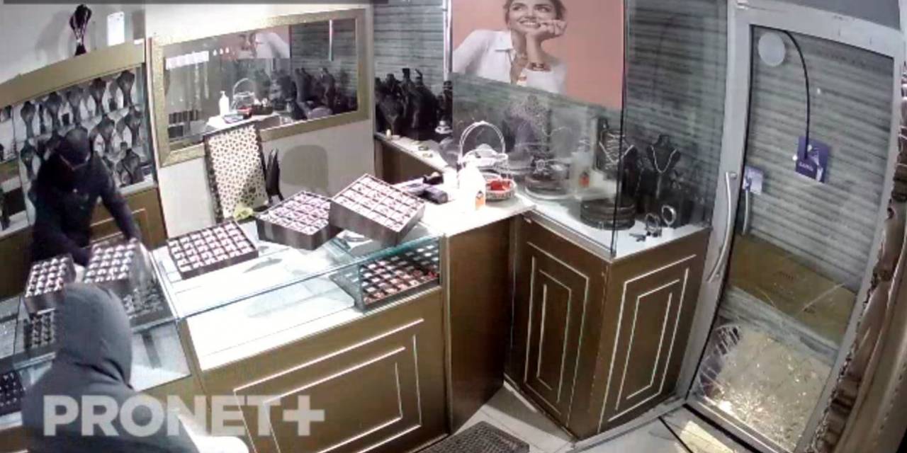 Esenyurt’ta 3 Dakika İçinde Kuyumcudan 15 Milyon Lira Değerinde Altın Çalan Hırsızlar Kamerada