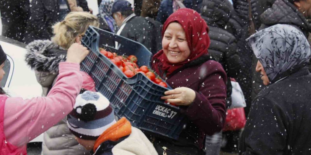 Yozgat’ta Hayırseverin Dağıttığı Sebze Kısa Sürede Tükendi