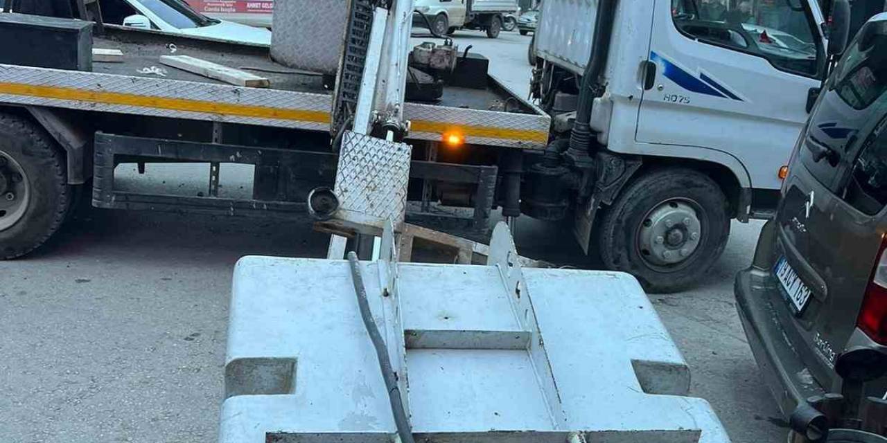 Bayrak Asmak İçin Bindikleri Vincin Sepeti Kırıldı: 2 Yaralı