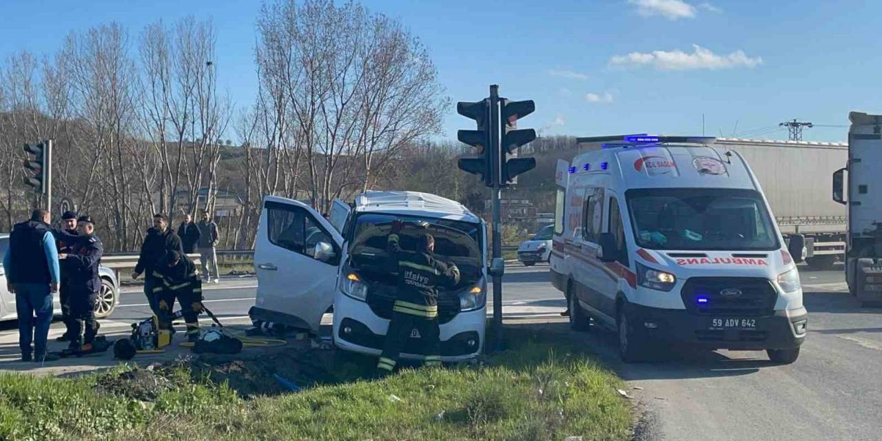 Tır, Kırmızı Işıkta Bekleyen Minibüsü Biçti: 5 Yaralı