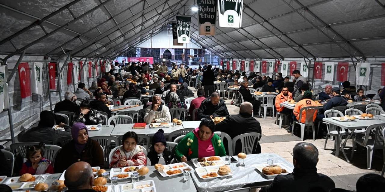 Osmaniye Protokolü Vatandaşlarla İftar Sofrasında Buluştu