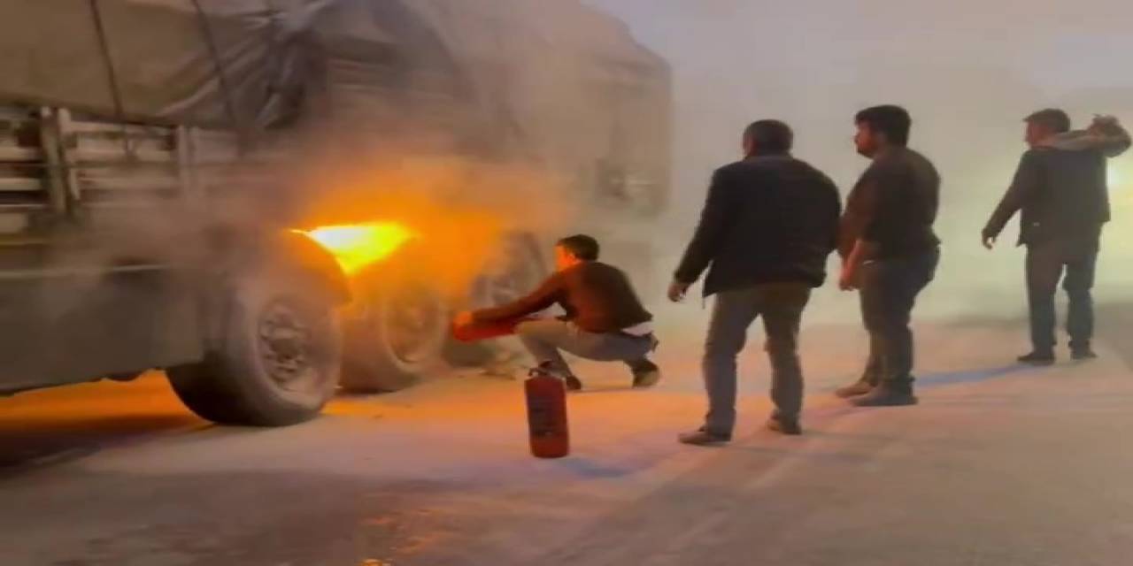 Seyir Halindeki Tırın Lastikleri Alev Aldı