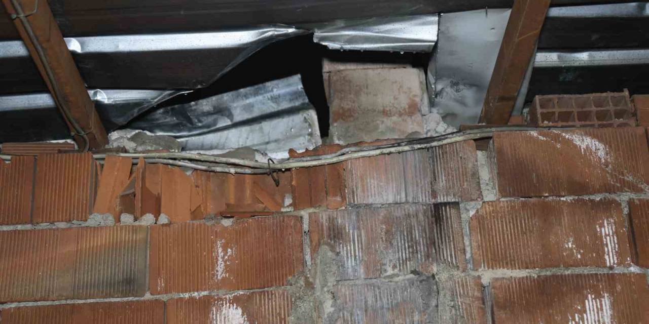 Dükkana Girerek Başına Silah Dayayan Şahıs 48 Bin Tl’lik Zarar Verdi: 7 Saattir Polise Direniyor