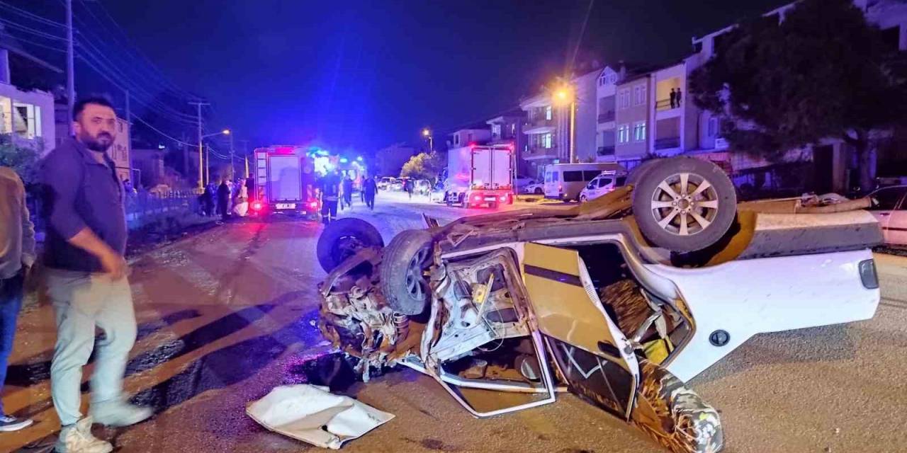 Fethiye’de 2 Otomobil Kafa Kafaya Çarpıştı: 1’i Ağır 4 Yaralı