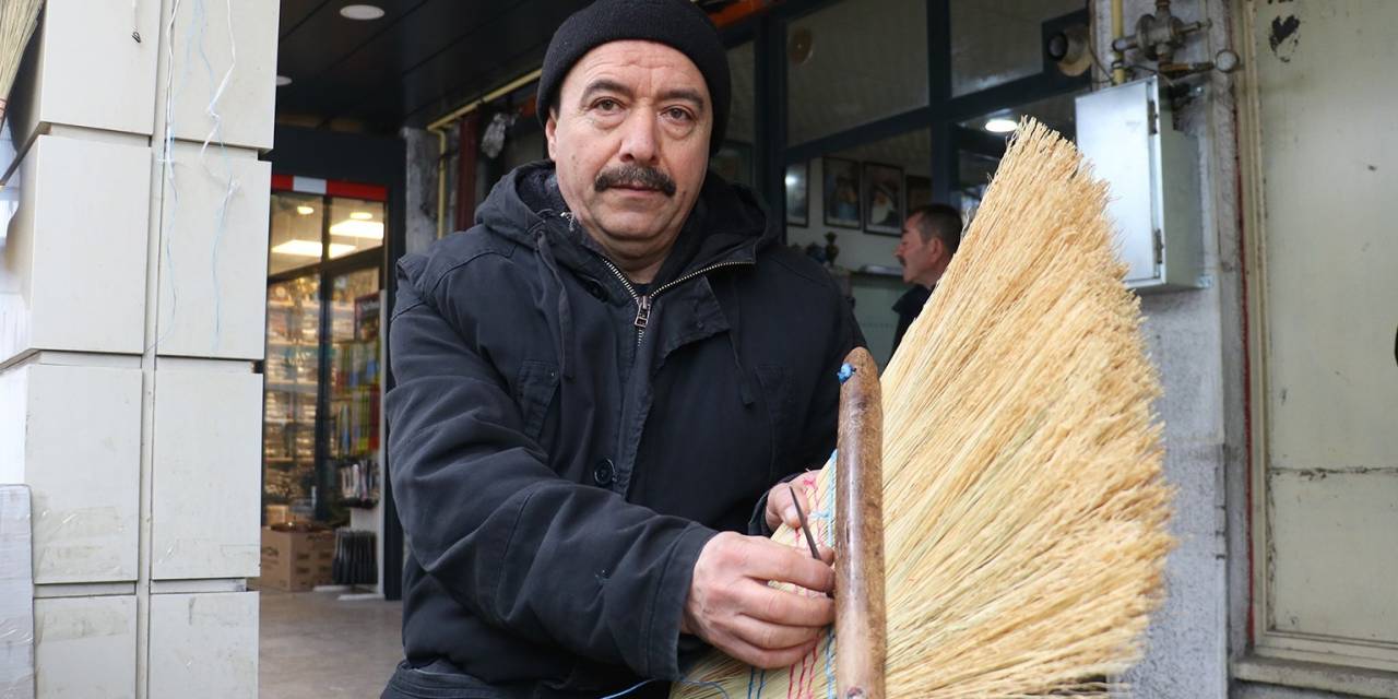 Teknolojiye Direniyor, 40 Yıldır Satışını Yapıyor