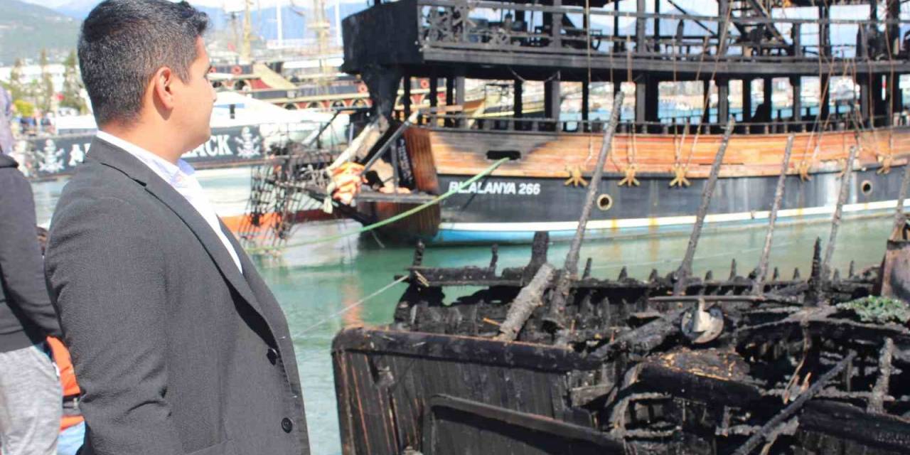 Alanya’da Yangında Batan Teknedeki 2 Türk Bayrağı Çıkartıldı