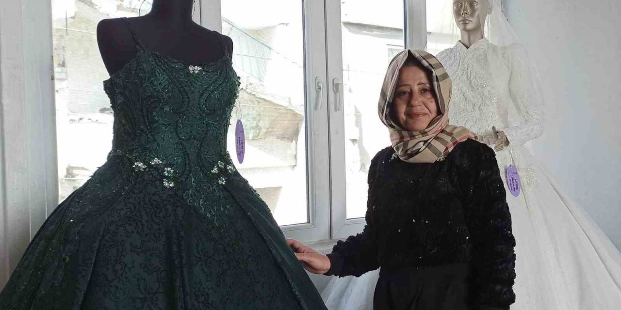 Depremzede Kadın, Evinin Çatısında Gelinlik Ve Abiye Satışına Başladı