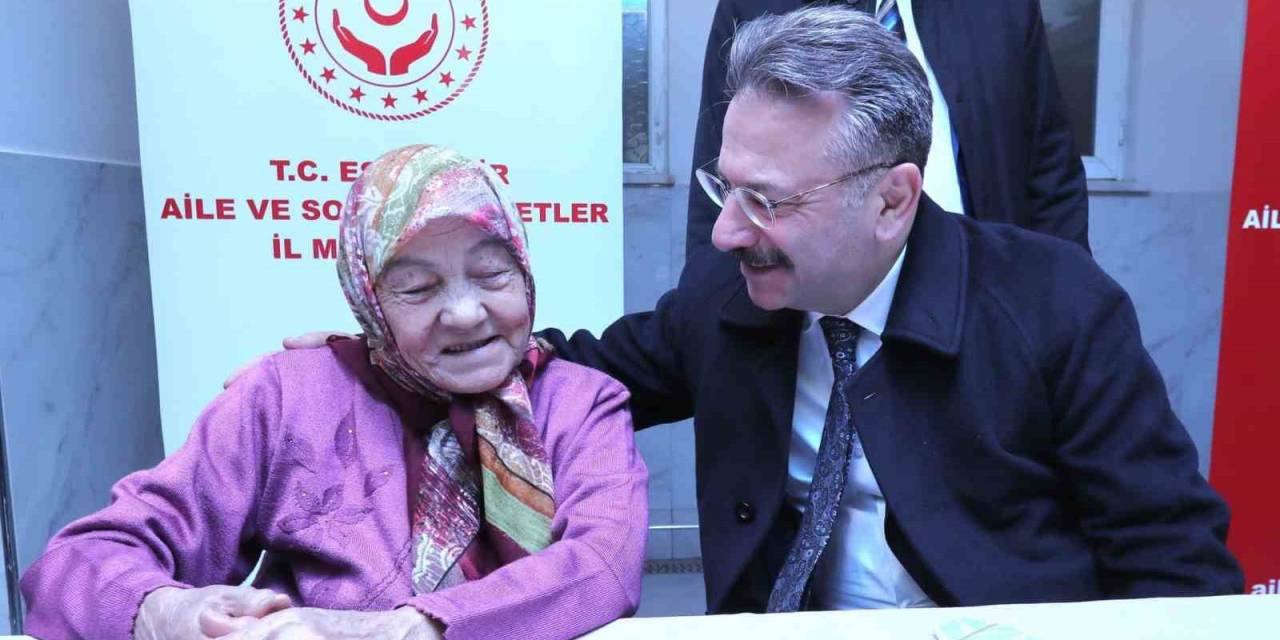 Vali Hüseyin Aksoy Huzurevi Sakinleri İle Bir Araya Geldi