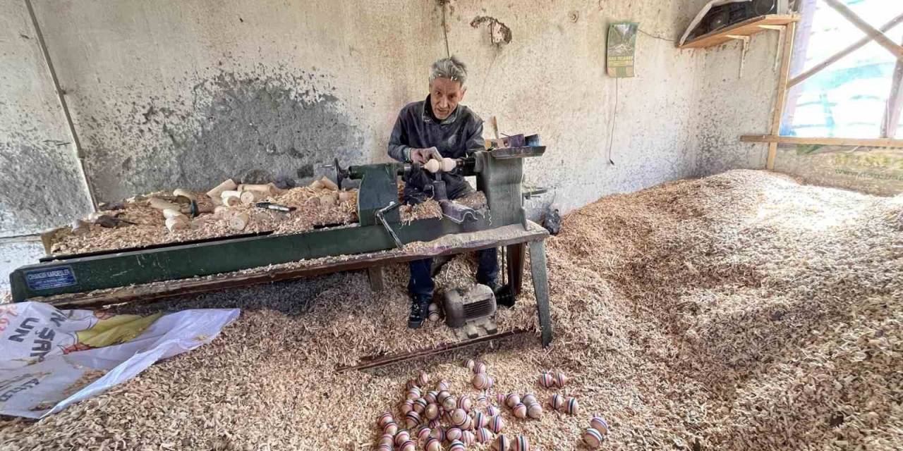 Teknolojiye Karşı Direnen Topacın Son Ustası, 25 Yıldır Ahşaba Şekil Veriyor