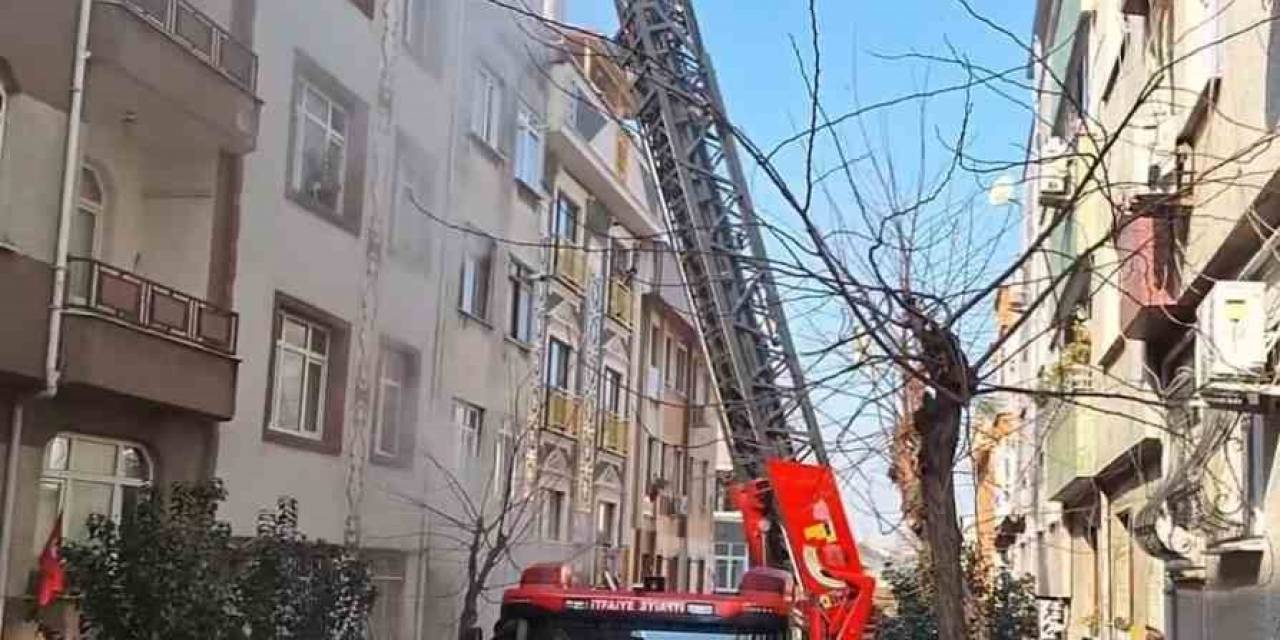 Bayrampaşa’da 4 Katlı Binada Yangın Çıktı: İçeride Mahsur Kalan 1 Kişi Ağır Yaralandı