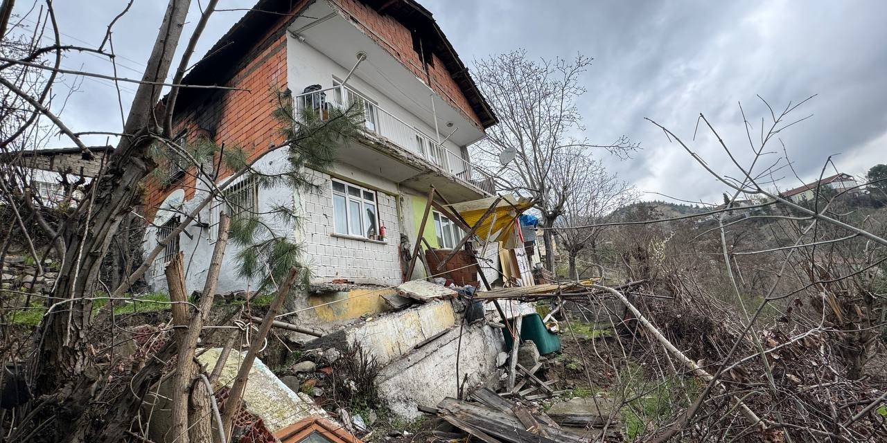 Heyelanda Balkonu Çöken Ev Boşaltıldı