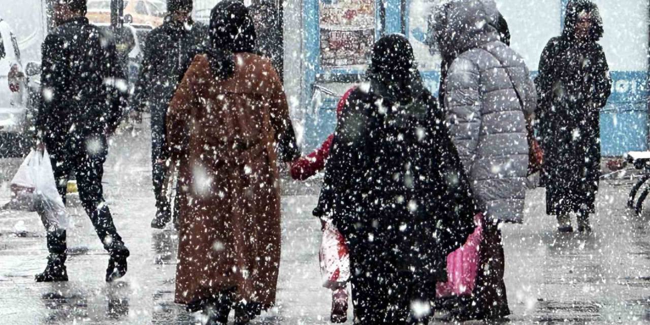 Yüksekova’da Yoğun Kar Yağışı