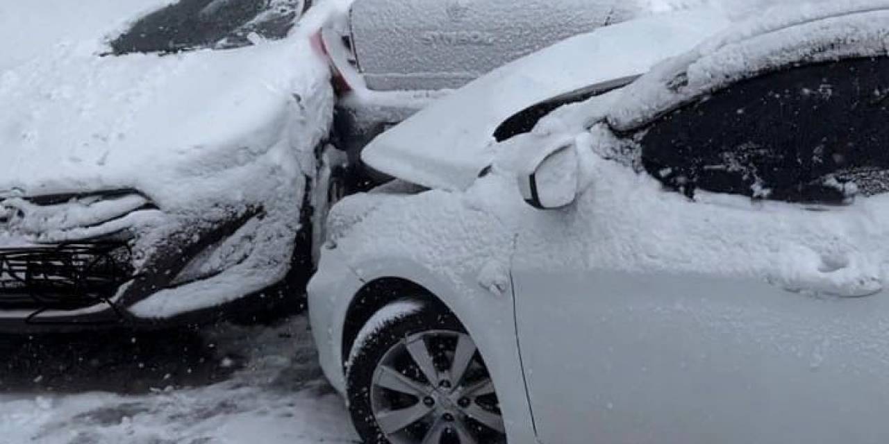 Kayganlaşan Yol Kazayı Beraberinde Getirdi