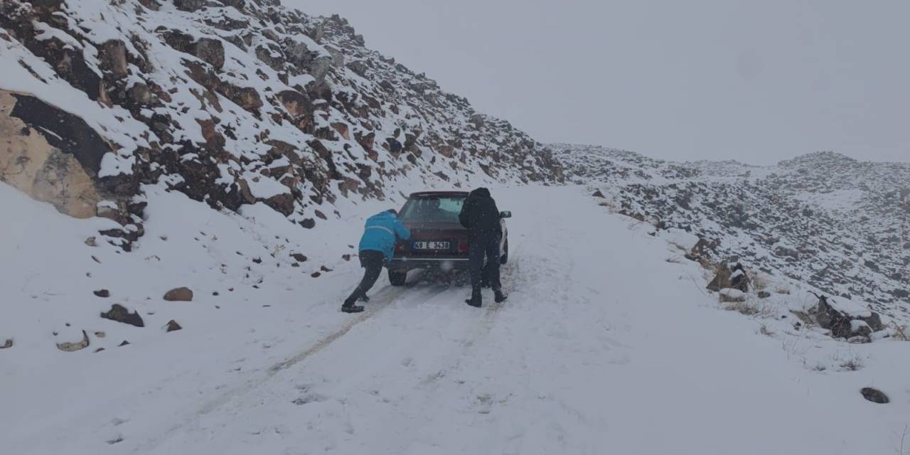 Kar Yağışı Sürücülere Zor Anlar Yaşattı