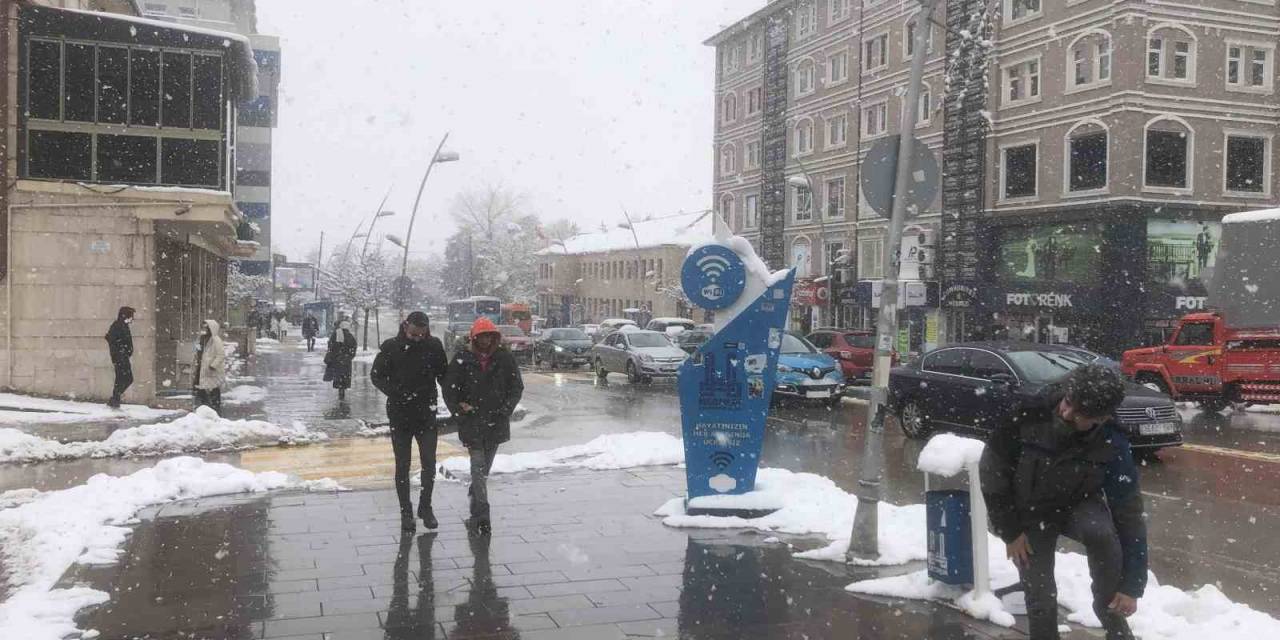 Erzurum’da Mart Sonunda Lapa Lapa Kar Yağdı