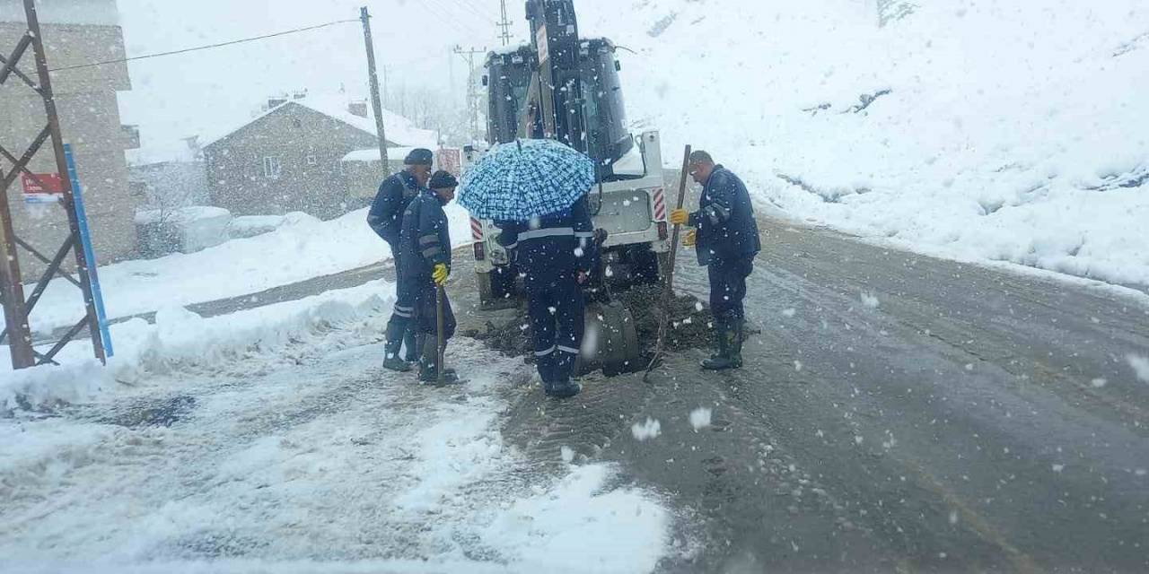 Belediye Ekiplerinin Kar Altındaki Zorlu Çalışması