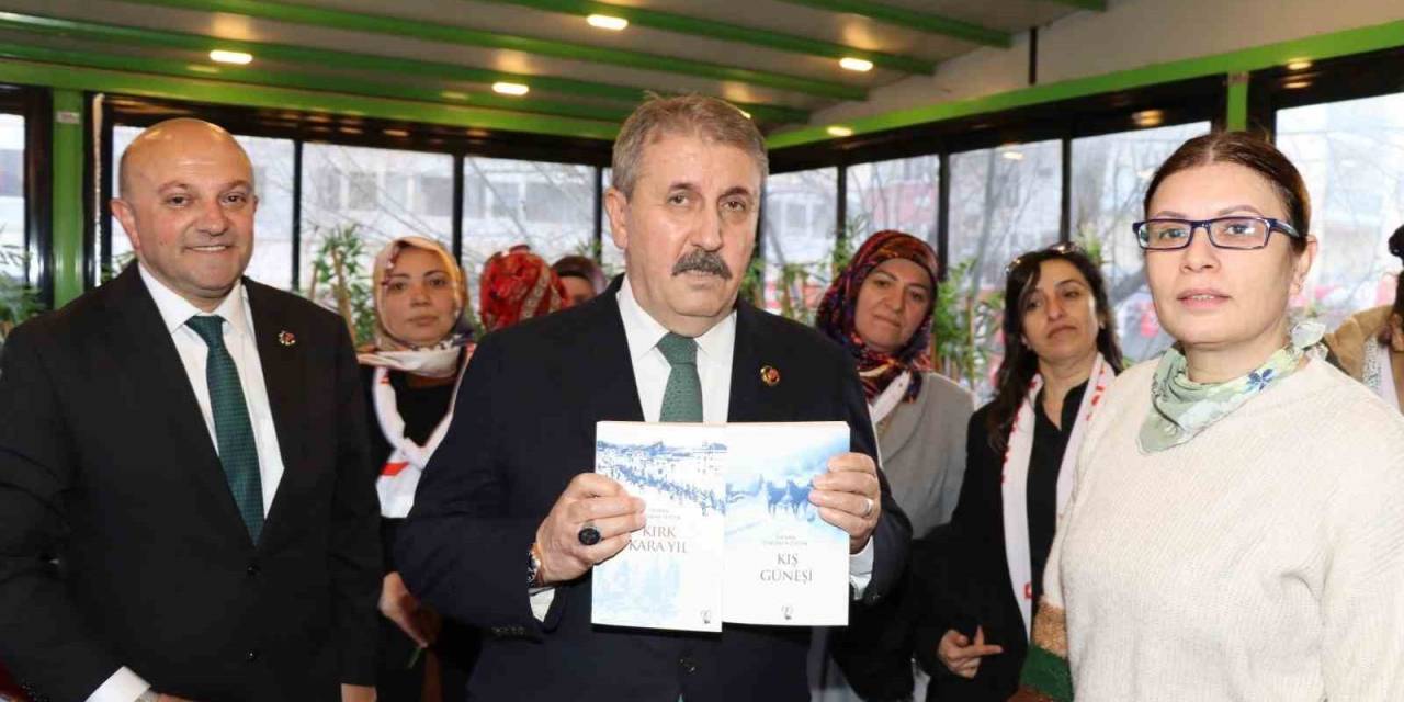 Destici’ye Kitap Hediye Etti