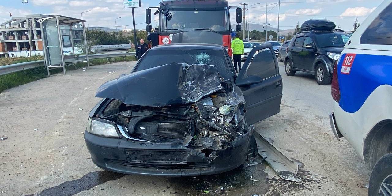 Otomobil Belediye Otobüsüne Çarptı: 1 Yaralı