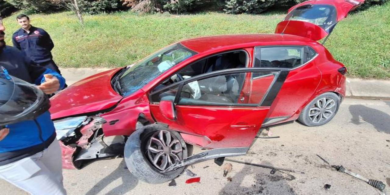 Çarpışan 2 Otomobil Hurdaya Döndü, Sürücüler Burunları Bile Kanamadan Kurtuldu