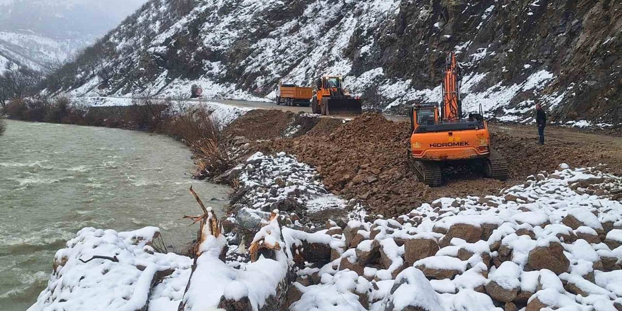 Çığ Nedeniyle Kapanan Çatak-pervari Kara Yolu Açıldı