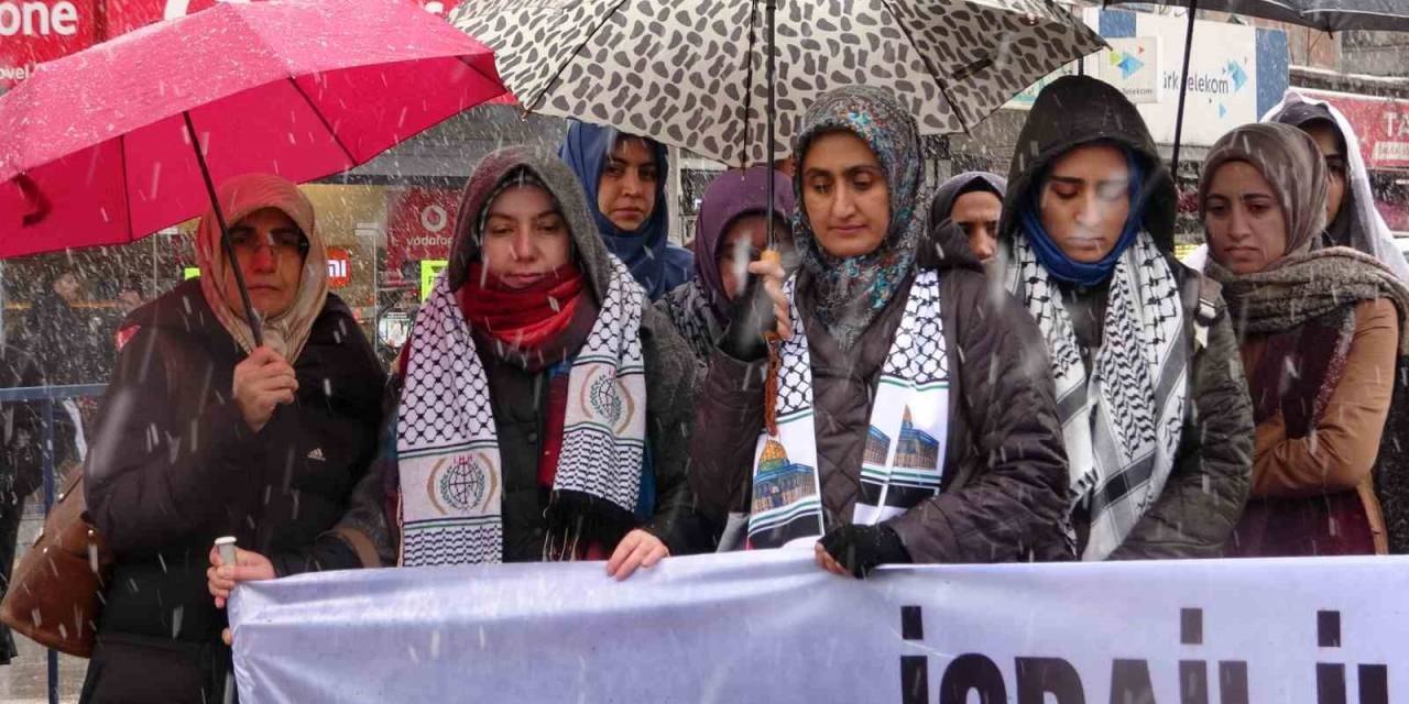 Van’daki Sağlık Çalışanlarından Kar Yağışı Altında Gazze İçin ’sessiz Protesto’