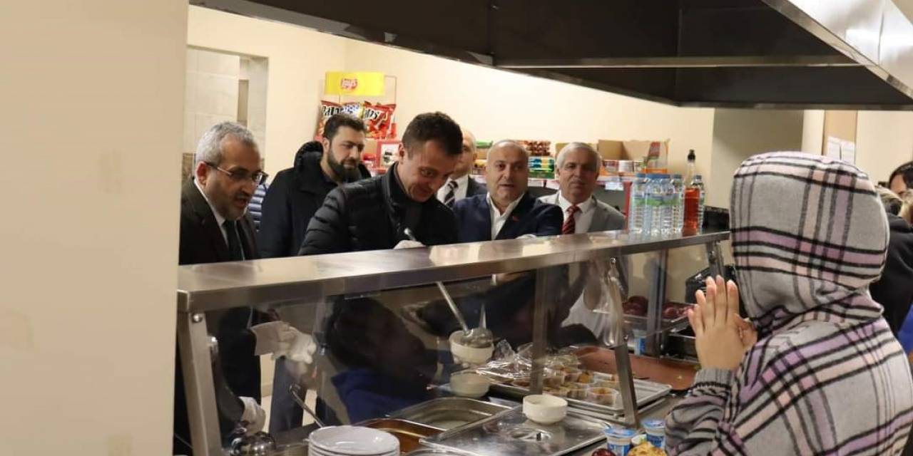 İlçe Protokolü Üniversite Öğrencileri İle İftar Yaptı