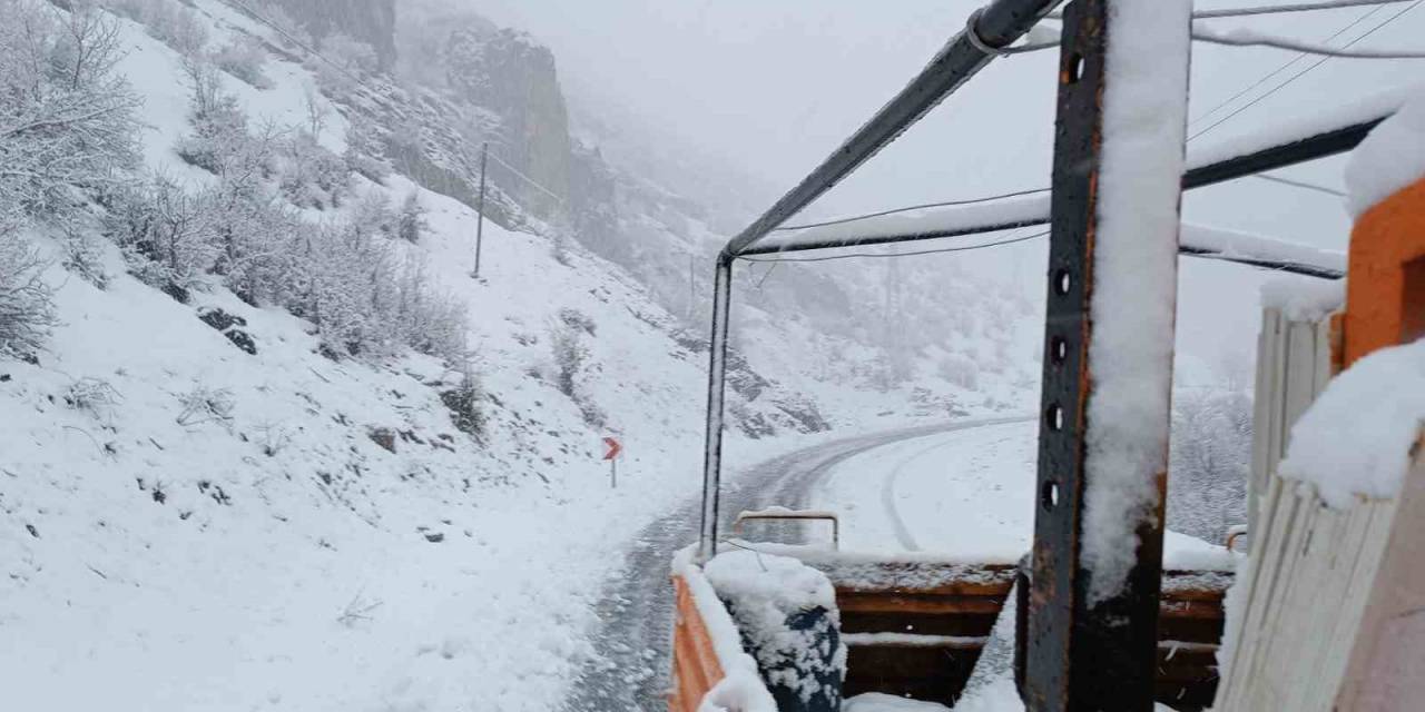 Şırnak’ta Kar Nedeniyle Kapanan Yolları Açma Çalışmaları Başladı