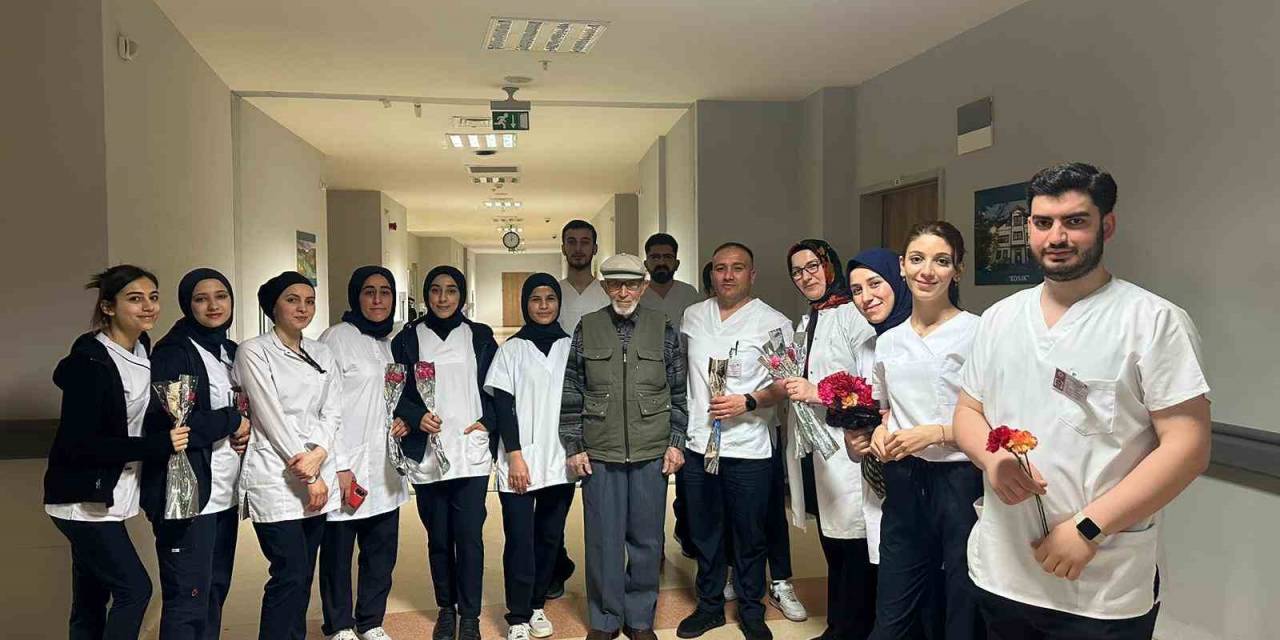 Üniversite Öğrencileri Hastanede Tedavi Gören Yaşlılara Karanfil Dağıttı