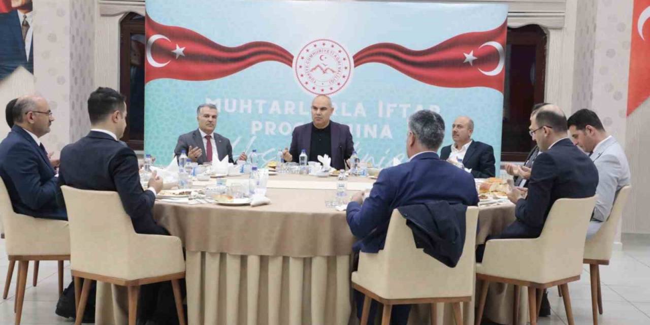 Ağrı Valisi Koç, Muhtarlarla Bir Araya Geldi