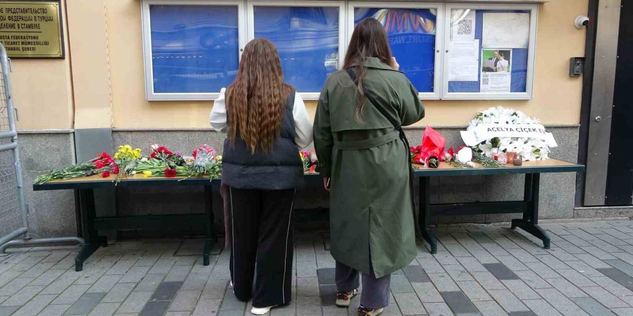 İstanbul’daki Rus Vatandaşlar Konsolosluk Binası Önüne Çiçek Bıraktı