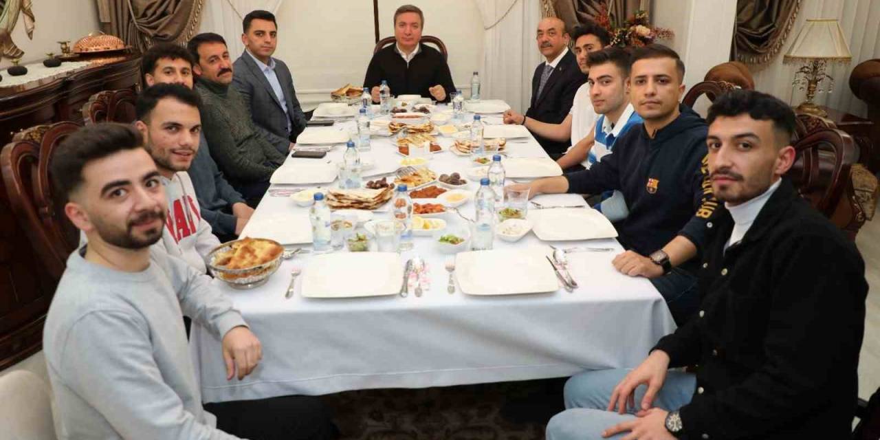 "Gurbetteki Ailem" Projesiyle Üniversitesi Öğrencileri Ramazanda Aile Sıcaklığını Hissediyor