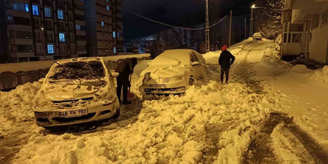 Bitlis’te Tek Katlı Evler Ve Araçlar Kar Altında Kaldı