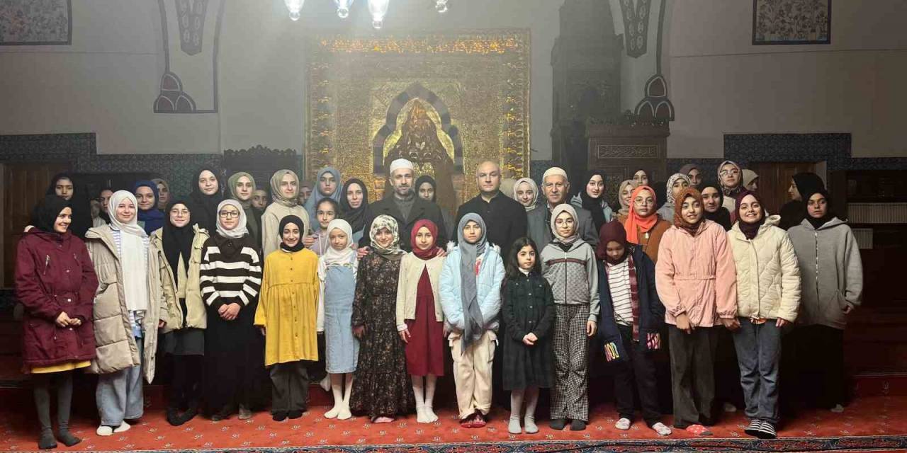 Kur’an Kursu Öğrencileri Tarihi Camide İftar Açtı