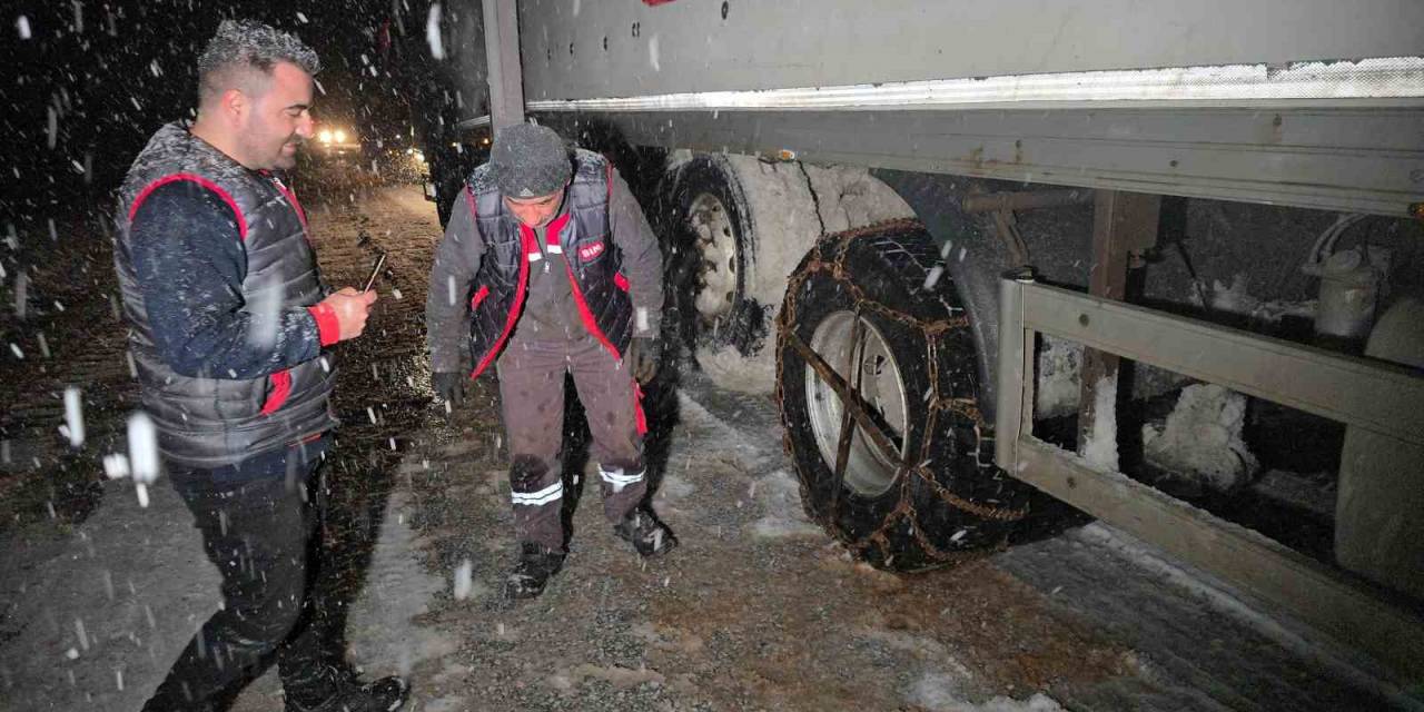 Çamlıbel Geçidi’nde Kar Yağışı Etkili Oldu, Sürücüler Zor Anlar Yaşadı