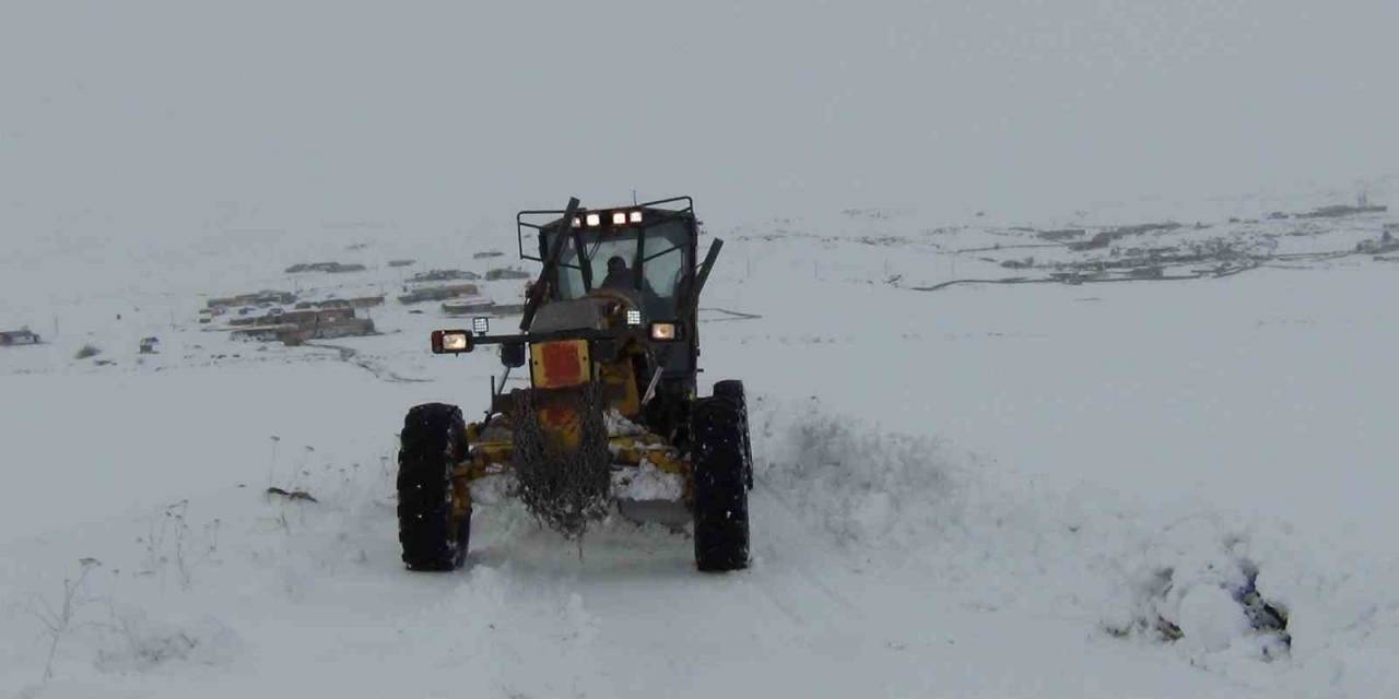 Kars’ta Kar 47 Köy Yolunu Ulaşıma Kapadı