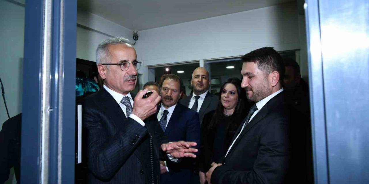 Bakan Uraloğlu Ankara’da Taksi Durağını Ziyaret Etti, Müşterilerin Telefonlarına Cevap Verdi