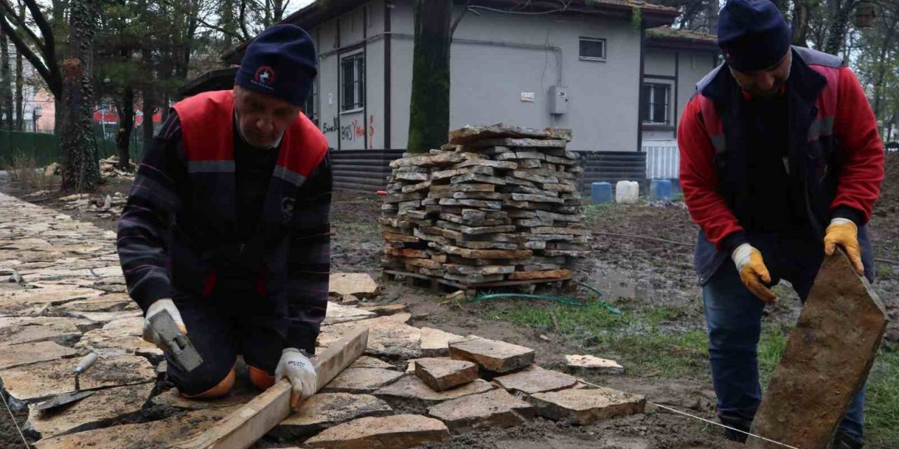 Vandalların Hedefi Olan Park Yenileniyor