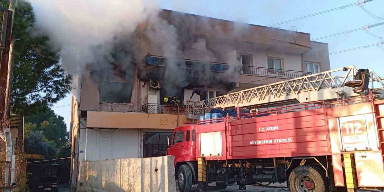 İncirliova’daki Ev Yangınında 2 Kişi Dumandan Etkilendi