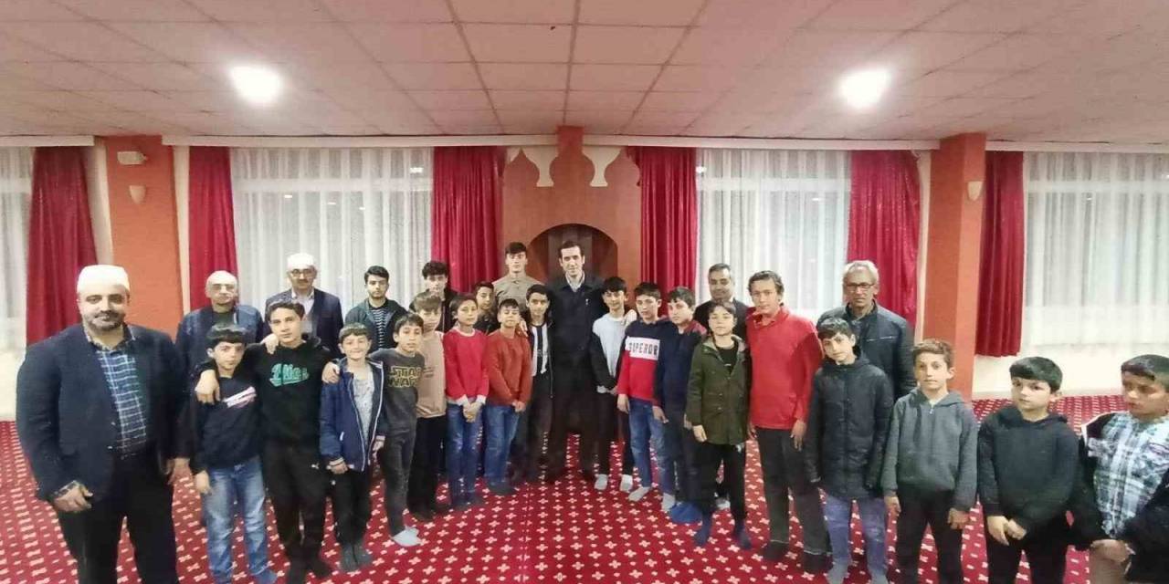 Kaymakam Topsakaloğlu, Kur’an Kursu Öğrencileriyle İftar Yaptı