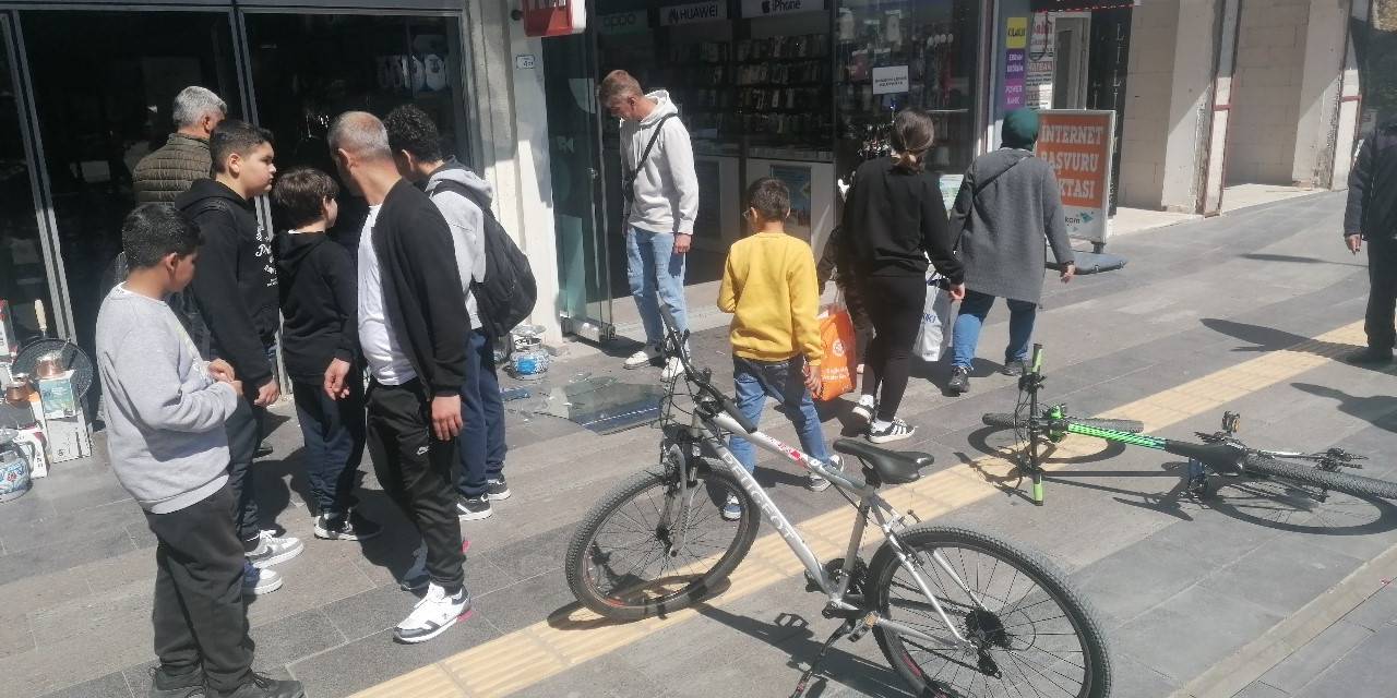 Çocuk, Kontrolünden Çıkan Elektrikli Bisikletle Birlikte Vitrinden İçeri Girdi