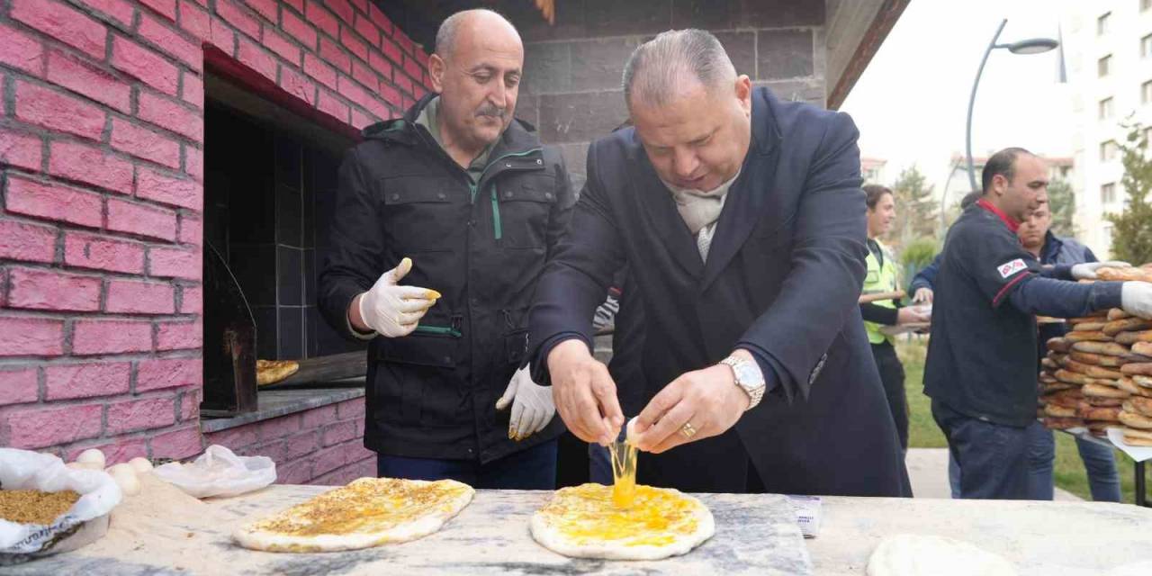 Mhp’li Başkan Ve Milletvekili, Elleriyle Yaptıkları Pideleri Vatandaşlara Dağıttı